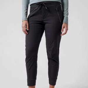 Althleta Trekkie North Jogger size 8